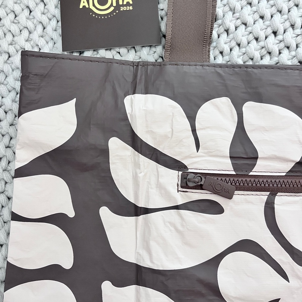 Aloha Collection• Super Special Limited Edition APPLIQUE Day Tripper Tote - Picture 5 of 8